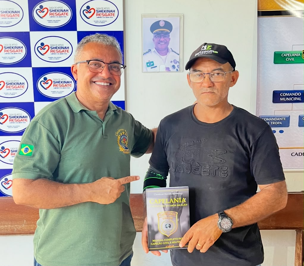 Visitante recebendo um exemplar do livro Capelania