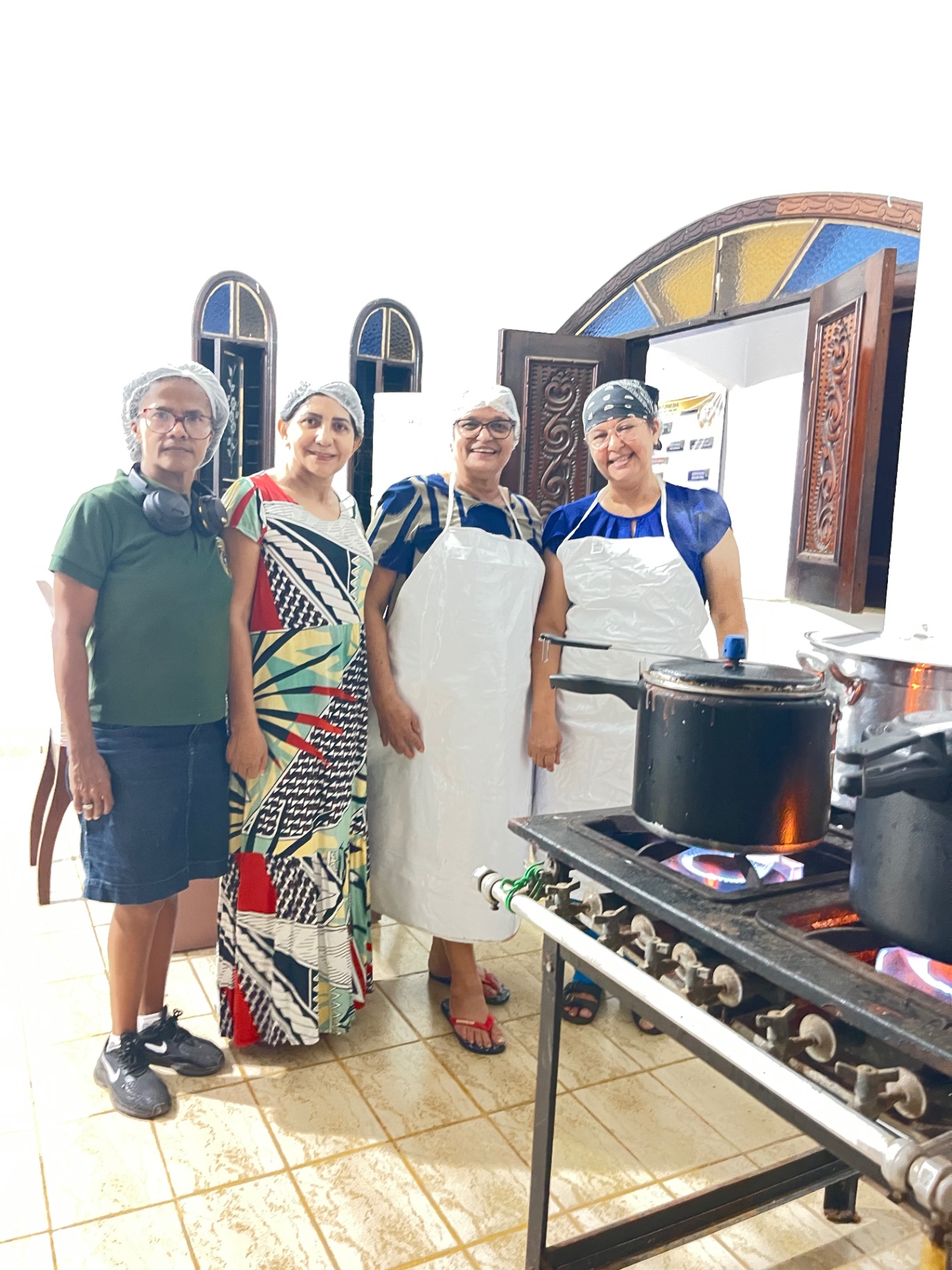 Equipe voluntária preparando refeições
