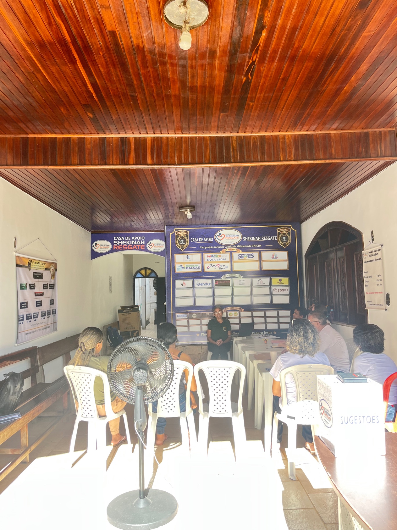 Sede da Casa de Apoio Shekinah Resgate com o painel institucional