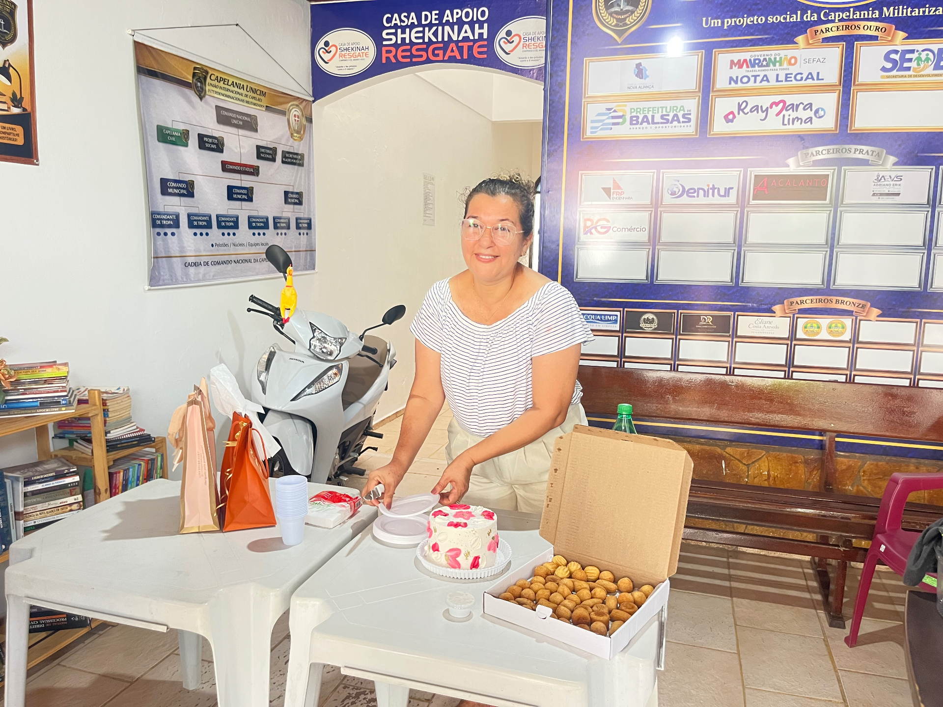 Celebração comunitária no pátio interno da Casa de Apoio