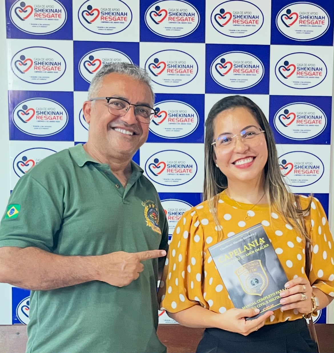 Leitora recebendo o livro Capelania no espaço Shekinah Resgate
