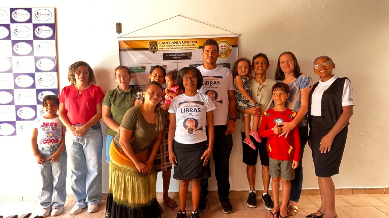 Turma de LIBRAS reunindo famílias na Casa de Apoio